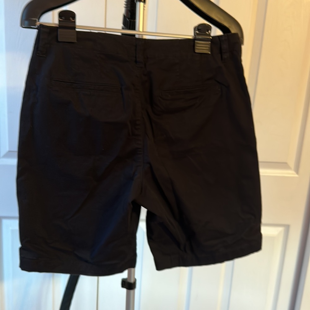 Lee Woman’s Size 10 Black Bermuda Shorts - Picture 2 of 4